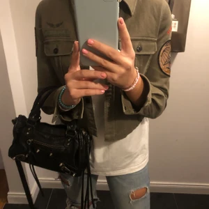 Jacka - En as cool grön jacka med massa coola detaljer! Jackan används inte och är i ett fint skick! Storlekn är i xxs men passar mig som är en s/m!!💓💓