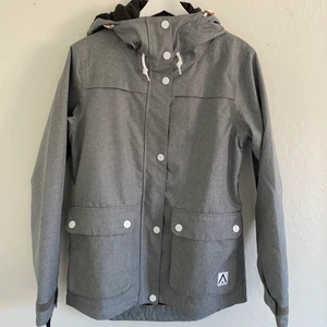 Snowboardjacka grå Wearcolour - Grå snowboardjacka i bra skick som är använd 2 veckor på semester. Ordinariepris 1500kr. Köpt på Hollywood i göteborg och märket är Wearcolour. Köparen står för frakt.