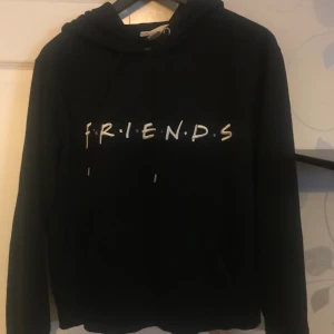 Hoodie strl m  - Bra skick, väldigt mysig men får inte användning för den💞