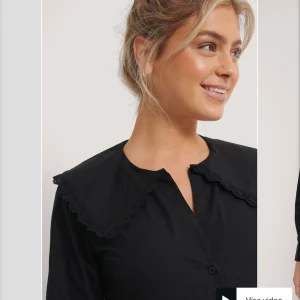 Svart skjorta med stor krage - Sjukt fin, beställde dock fel färg och hann ej skicka tillbaka. Enbart testad. Nypris är 399kr, säljer för 270kr. Kan gå ner vid snabb och smidig affär.