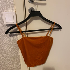 Tröja från Ginatricot - Velvet brun magtröja från ginatricot i storleken XS använd 1 gång