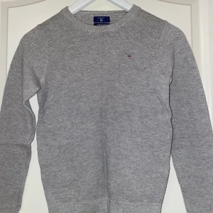 Stickad gant tröja - Grå stickad gant tröja. Aldrig använd. Speciellt tyg. Storlek xs. 