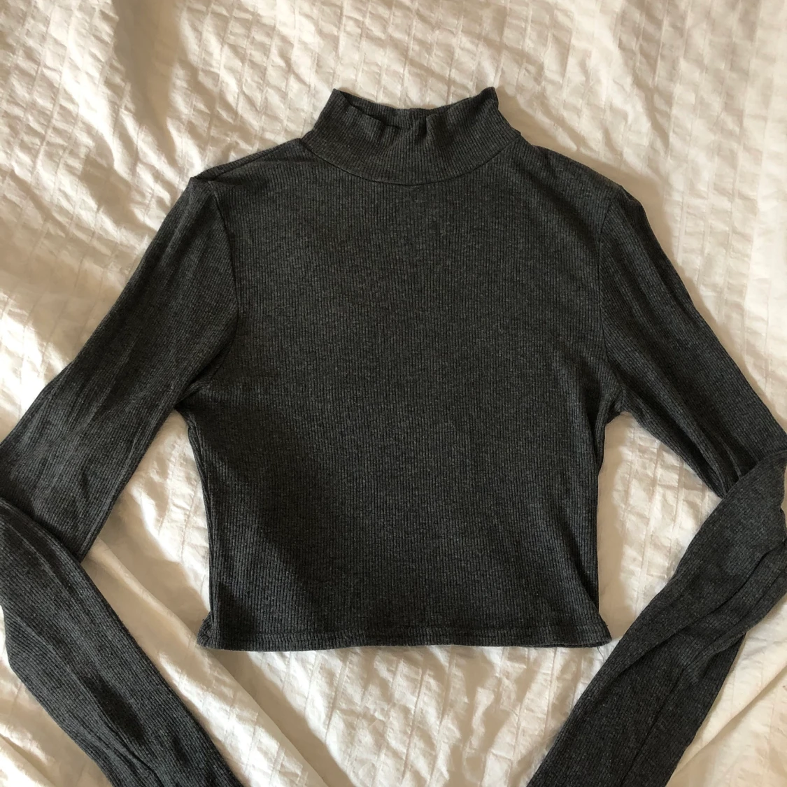grå turtleneck croptop  - 90