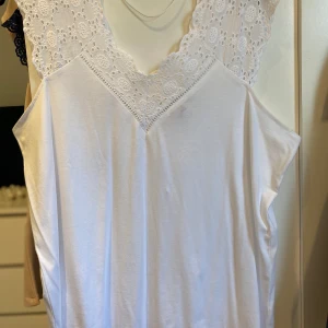 Storlek XL  - Ny aldrig använd, men mycket fin!! 