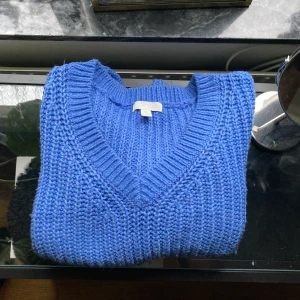 Blå stickat tröja  - V-ringad, stor och varm tröja köpt på H&M för 300kr. Storlek M