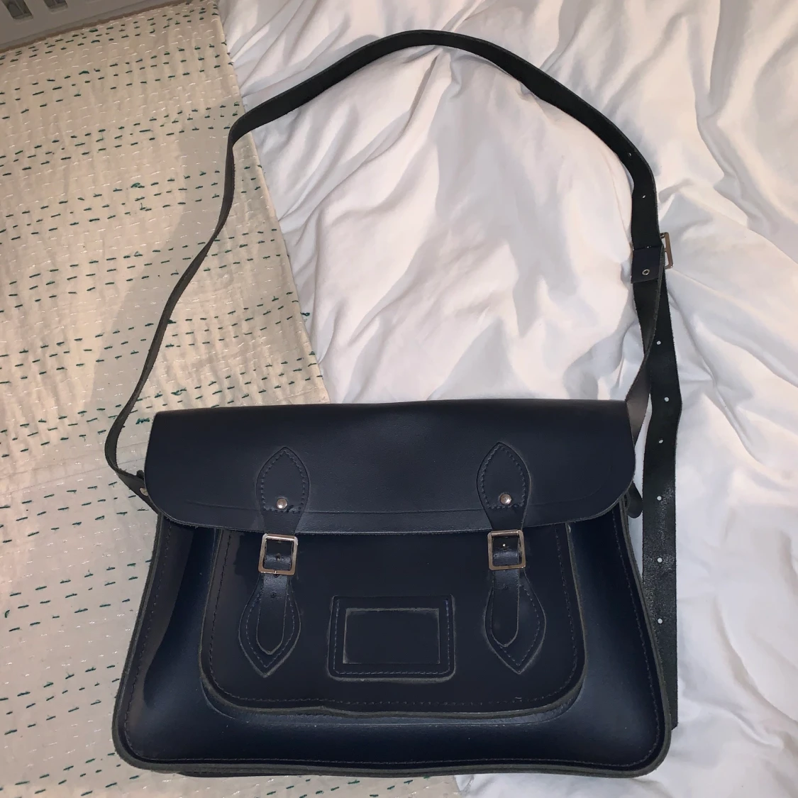 Marinblå skinnväska 