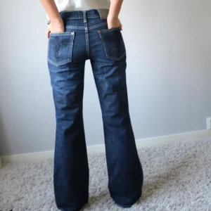 Lågmidjade jeans med mönster på fickan  - Jätte coola low-rise jeans, med unika fickor!