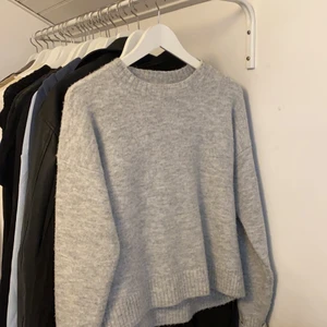 Grå stickad tröja - Jättefin grå stickad tröja. Inte använd många gånger alls.🥰