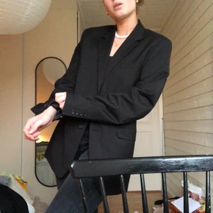 Svart oversized kavaj - Svart oversized kavaj. Köpte den second hand, men den är ursprungligen från herravdelningen på H&M. Storlek 48 (herr). (PS. Har ej hunnit väga klädesplagget ännu, därför är priset för frakt inte helt säkert)