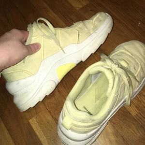 Sneakers  - Ett par gula sneakers använda ca 10 gånger pga har för många 🙃