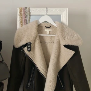Bikerjacka H&M - Intressekoll på denna bikerjacka från H&M. Funkar till höst och vinter. Använd få gånger💜💓 Pris kan diskuteras!
