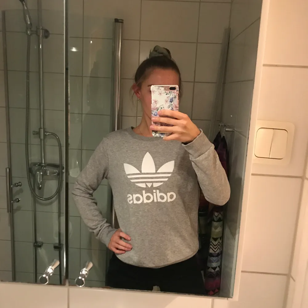 Säljer min gråa adidas sweater som blivit använd 2 gånger, så den är i nyskick. Kan mötas i Malmö, annars står köparen för frakten 💖. Tröjor & Koftor.