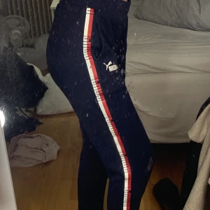 Mjukisbyxor från puma - Mörkblå mjukisbyxor från puma med röda och vita detaljer på sidan. Jätteskönt och mjukt fleecematerial inuti och är nästan i nyskick! (Det är spegeln som är fläckig, inte byxorna) 💞 Nypris: 399