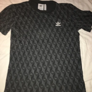 Adidas T-shirt  - Köpt på NK i gbg för 299kr säljs för 60kr + frakt 42-59kr😃 skick 9/10 knappt använd!! Storlek S👀