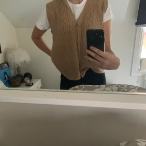 Beige väst i strl s - Säljer denna fina väst i supermjukt material🥰🥰så fin men använder inte så mycket längre😬😬💕