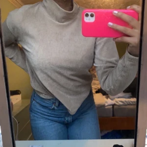 Polokrage tröja  - Säljer denna jättefina tröja med en liten polokrage🥰 buda gärna då jag vill bli av med allt💋