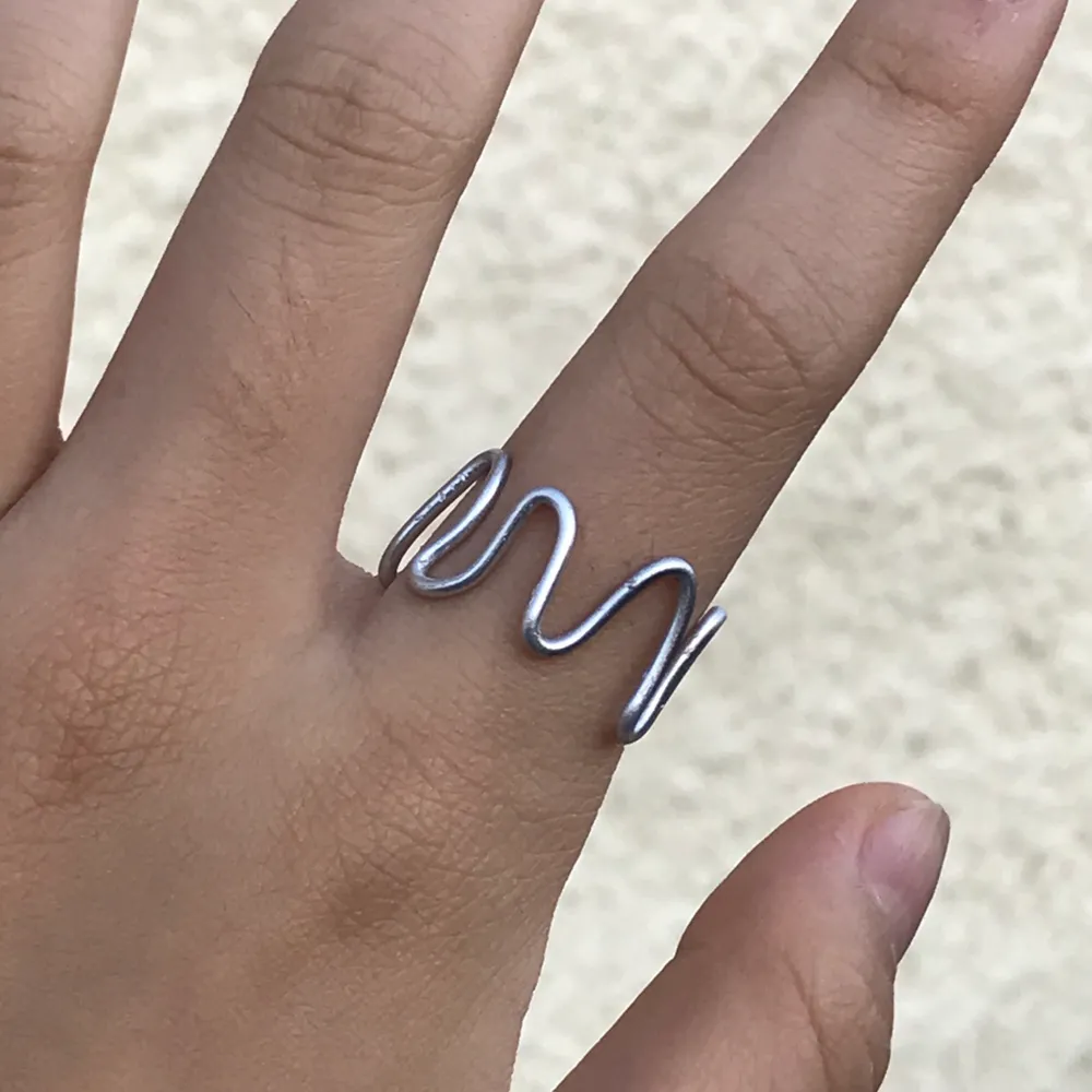 Säljer en väldigt fin silvrig ring som jag gillar väldigt mycket 💖 Den är justerbar, köparen står för frakten och kan skicka fler bilder av den privat 💖. Accessoarer.