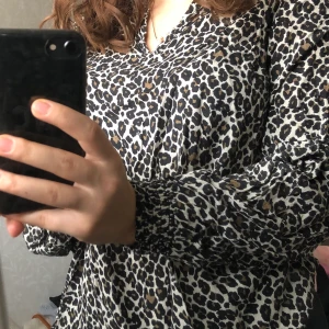 Leopard tröja - Ganska tunn av sig men väldigt snygg att designa med osv