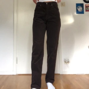 Bruna manchesterbyxor - Ett par bruna manchesterbyxor köpta på humana! Märket är Iber jeans. Man ser färgen bäst på de två sista bilderna. De är långa i benen och passar mig som är 178! Spårbar frakt 63 kr!