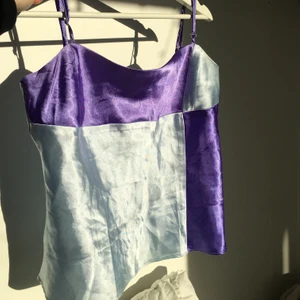 Coolt Linne - Linne i fyra rutor med ljusblått och lila. I silkes aktigt material. Sitter oversized på mig:)