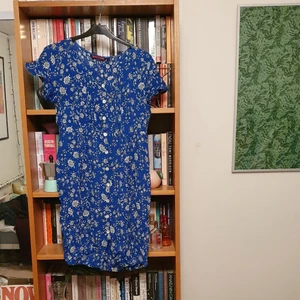 Blommig sommarklänning strl s - En blommig klänning från Indiska i storlek S. Bra skick. Köparen betalar frakten och betalning sker via swish