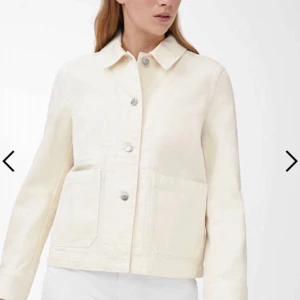 Vit jeansjacka från Arket - Vit jeansjacka köpt på Arket i bra skick🥰❤️ Köpt på nypris för 890kr. Köpare står för frakten❤️ Strl 34, dvs S