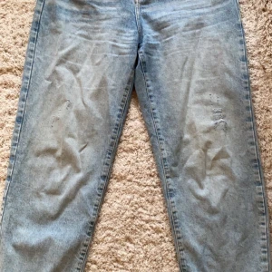 Blå Mom Jeans - Blåa Mom Jeans i Waist 29 och nästan helt oanvända. Vill sälja de för att de är för stora i midjan på mig. Ingen stretch. Ord. pris 599
