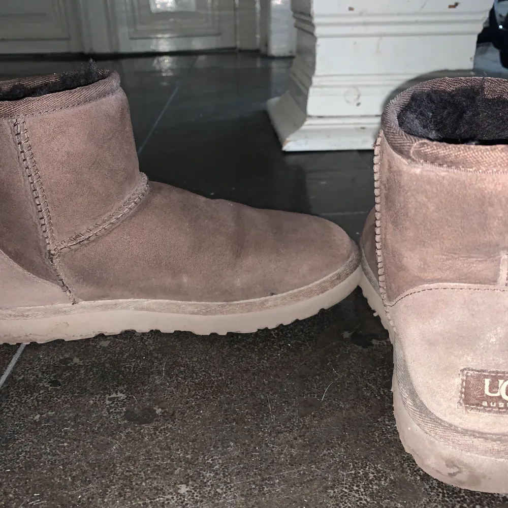 Nästan helt oanvända mörkbruna Uggs. Köpta på footway för ca 1-2 år sen. En liten fläck ibak som syns på bilden. Väldigt bra skick! . Skor.