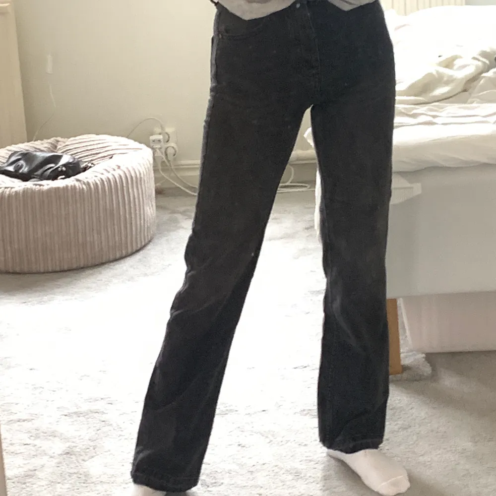 Ett par populära långa vida jeans i en gråsvart färg från pull & beat i stl 32! Köparen står för frakten!. Jeans & Byxor.