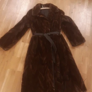 Minkpäls med skinn - Typ storlek M, finns ingen lapp i den men den är 108 cm från axlarna till botten.