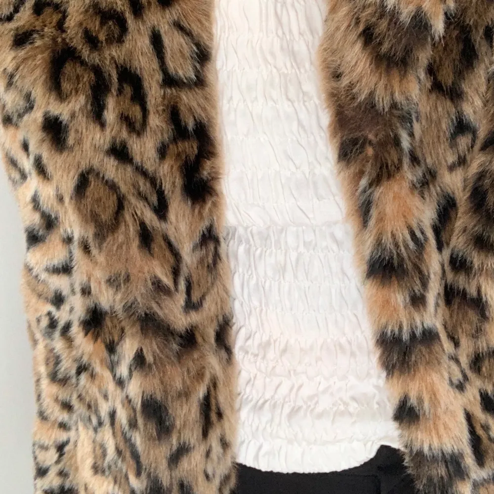 En jättefin jacka från H&M som är leopardinspirerad. Storlek 34 men passar en 36 likväl. Frakt tillkommer🌸. Jackor.