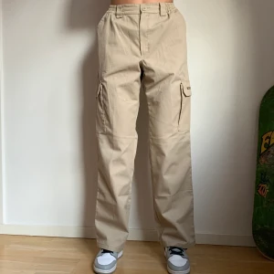 Cargobyxor - Beiga Cargobyxor från Sour Solution. Knappt använda, mycket fint skick! Liten fläck(se sista bilden) som fanns där när jag köpte byxorna. +63 frakt