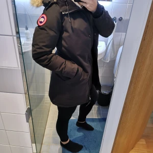 Canada goose victoria parka - Använd 2 säsonger. Mycket fint skick och väldigt varm 😊 nypris 10.000kr. Köparen står för frakten 🍁