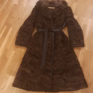 Minkpäls jacka med skinn detaljer  - Fint skick! Dam storlek Medium, innerlängd från axlar till botten ca 107cm.