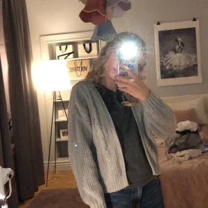 Kofta - En super snygg kofta från Hollister. Använd fåtal gånger och det är därför jag säljer.