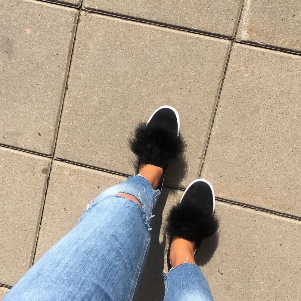 Säljer mina fina fina fluffiga skor från Steve Madden, modell ”Emily”! Älskar dem men använt endast 1 gång så hoppas någon annan får mer användning för dem. Tror även kartongen till skorna ska finnas kvar. Skor.