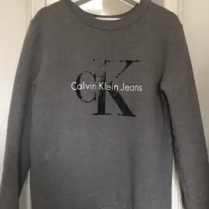 Snygg tröja från Calvin Klein som tyvärr inte kommit så mycket till användning, känns som ny. Nypris 999kr säljes endast för 200kr! Frakt tillkommer