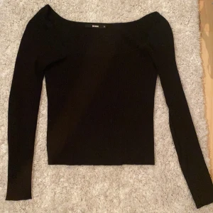 Svart tröja ifrån BikBok - Svart simpel ribbad tröja ifrån BikBok i strl XS