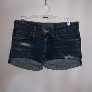 Jättefina avklippta acne jeansshorts. Storlek 28, passar mig som har strl 25 i andra byxor. 