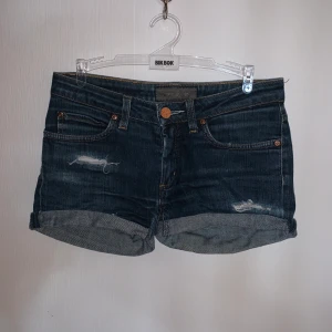 Acne jeansshorts - Jättefina avklippta acne jeansshorts. Storlek 28, passar mig som har strl 25 i andra byxor. 