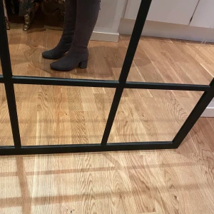 Högklackat •grå• storlek 38 - Snygga högklackade i mockaimitation. Storlek 38. I fint skick då de endast är använda en gång. Var lite för små för mig. 