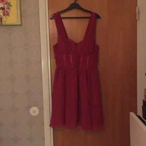  - Kortklänning, lila/rosa, aldrig använd, från H&M. 
Swish går bra! :)