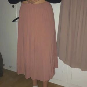 Gina kjol - Super fin lite volang kjol ifrån Gina jag endast använt en gång på skolavslutningen kjole har en fläk som ni ser på sista bilden som fans vid köp men aldrig lagt märke till den. 