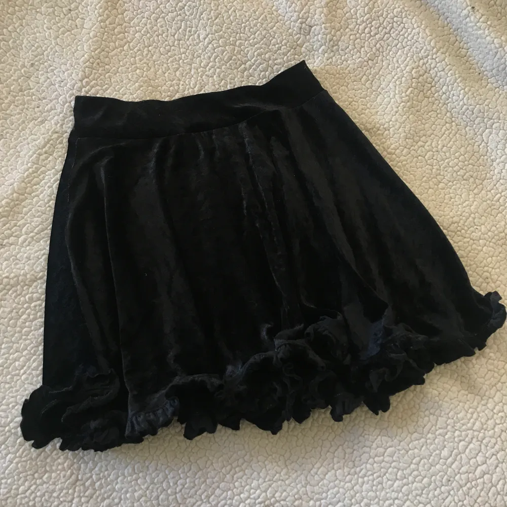 Supersöt kjol från japanska märket MILK. Begagnad men i mycket fint skick, säljer då den är för stor för mig. 🥺 passar en S/M. Imorterad från Japan, betalade dyr frakt och tull. . Kjolar.