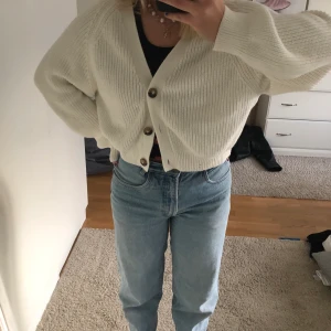 Vit cardigan - Jag säljer denna urgulliga!! ribbade koftan/cardigan från monki💕💞💓 Har använt den vid fåtal tillfällen och är i bra skick 💝😉