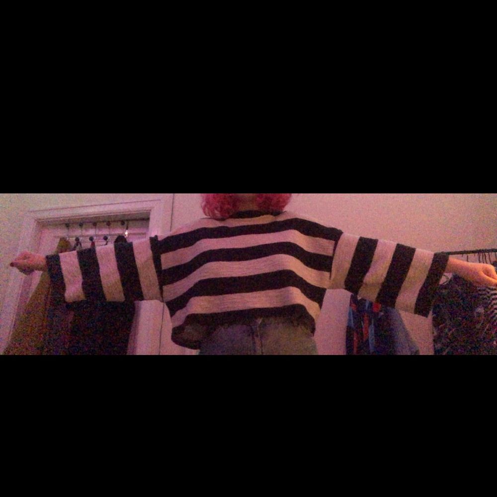 Säljer denna stickade tröja från monki pga lite användning 💞 köptes för några år sedan men är använd ett fåtal gånger. Blir som en crop top för mig som är 160 men man kan fortfarande ha den innanför byxorna :) Den är inte jättevarm utan ganska luftig. Möts i Stockholm eller så betalar köparen för frakt ❤️. Tröjor & Koftor.