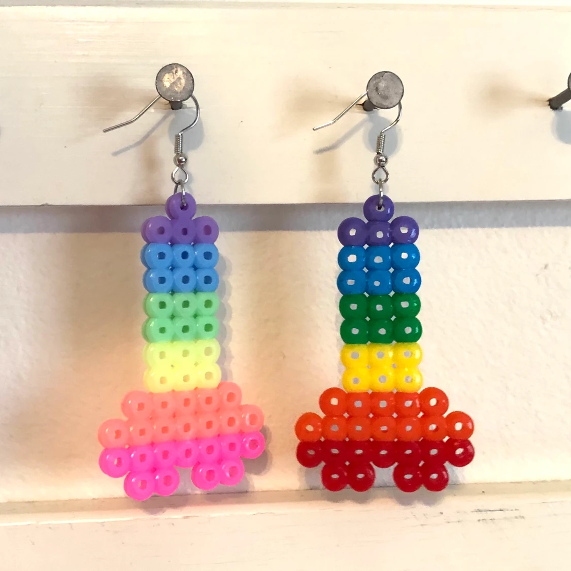 Örhängen med hbtq ”raketer”