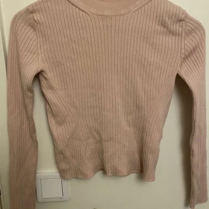 Rosa mysig tjock tröja från h&m! - Den passar nu på vintern och är väldigt mysig och fin säljer pågrund av lite användning! 