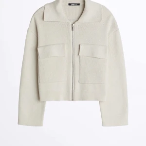 Jacka/kofta - Säljer denna jättefina kofta/jacka då den int kommer till användning hos mig. Använd ett få tal gånger så väldigt bra skick på den💖 slutsålt överallt på Gina, strl M men sitter mer som S