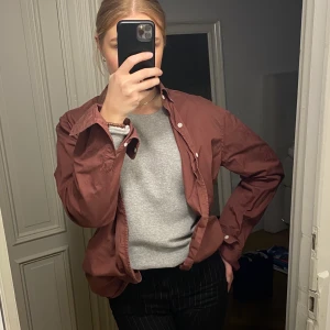 Tre overshirts, A day’s March - Säljer tre stycket overshirts från A day’s march som är väldigt trendigt just nu! Storleken på dem är L men jag är en Small och ni ser hur den sitter på mig. Nypriset är cirka 800-900kr STYCK! Vilket jäkla kap! Vill helst bara bli av med dem så fort som möjligt pga flytt. 